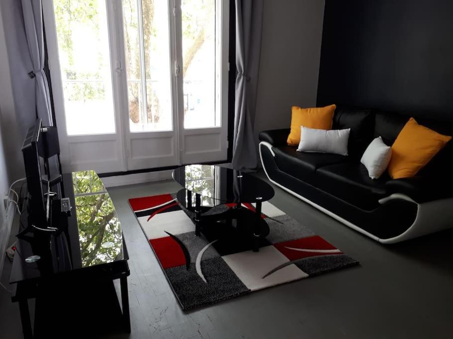 Apartment T2 Centre-Ville Avec Balcon, 1 Chambre, 2 Pers, Climatisation, Parking Libre Et Gratuit *